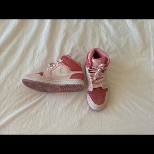 Nike Air Jordan 1 mid in Digital Pink